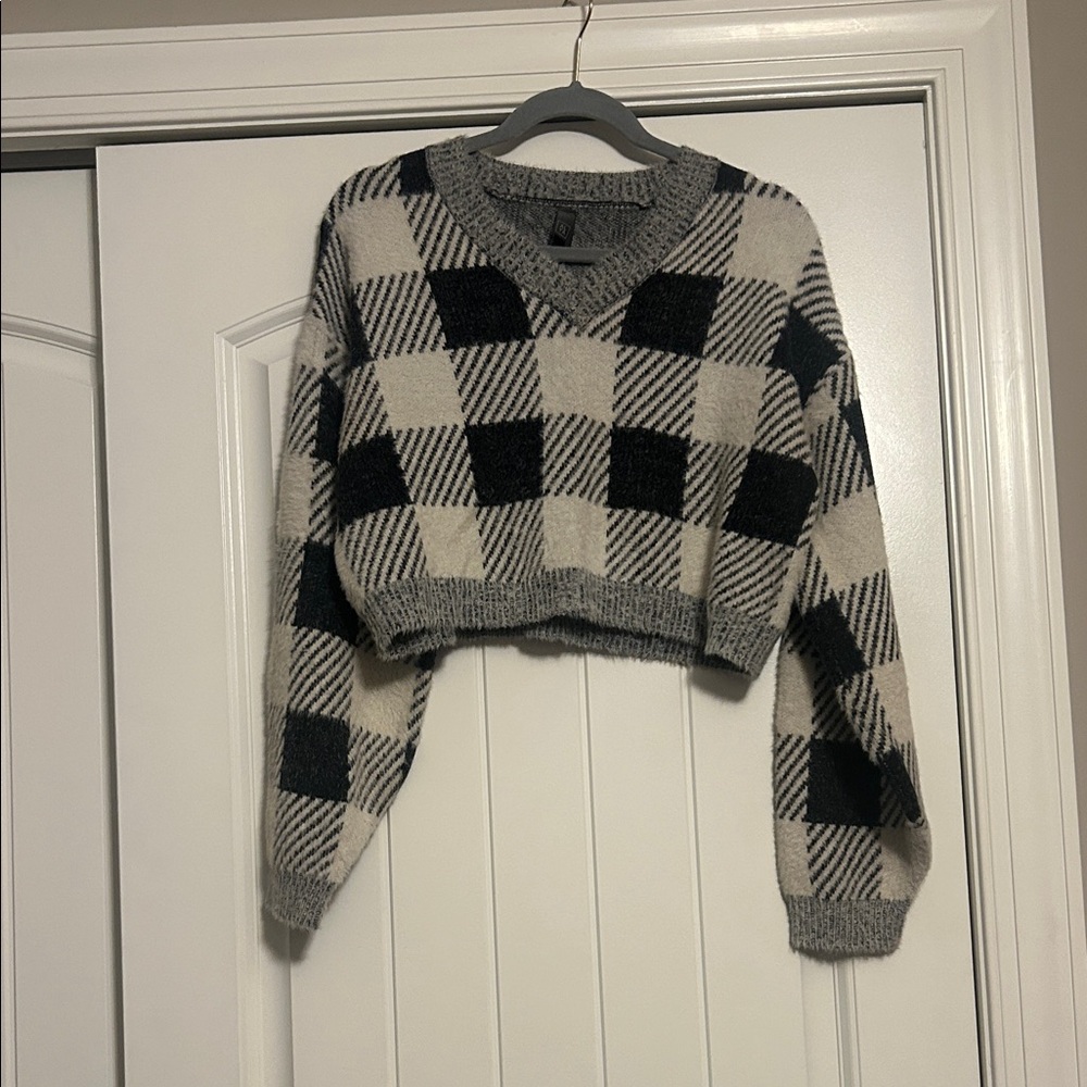 Francesca’s Collections Cropped V-Neck Sweater